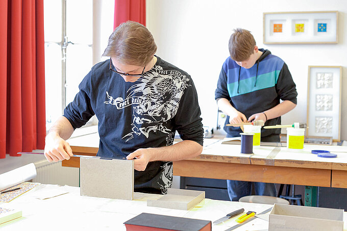 Buchbinder-Arbeitsplatz-Personen-001.jpg